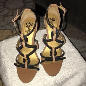 Seychelles Shoes - Seychelle’s Ten and Black Heel - size 9 Seychelles Shoes - Seychelle’s Ten and Black Heel - size 9